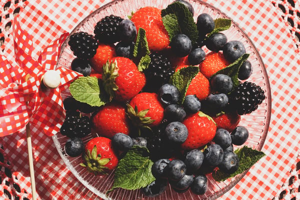 strawberries-and-blueberries-on-glass-bowl-1228530